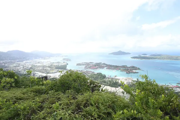 Baie Beau Vallon - Seyşeller 'deki Mahe adasında tropikal plaj