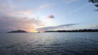 Baie Beau Vallon - Seyşeller 'deki Mahe adasında tropikal plaj