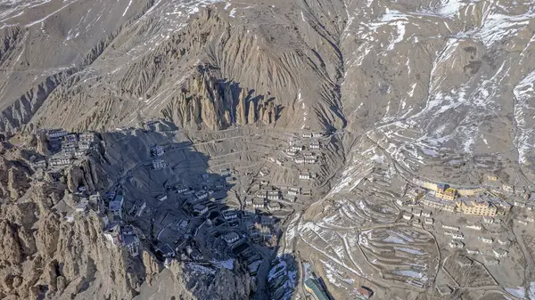 Kaza, Himachal, Hindistan: Dhankar Gompa (manastır), Himalayalar 'ın yağmur gölgesi bölgesinde yer alan Spiti' deki soğuk çöl dağ vadisinde 1200 yıllık mimari.