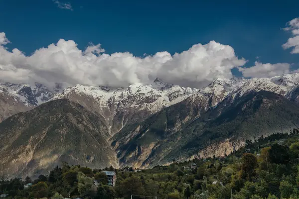 Hill İstasyonu Roghi Köyü Himachal Pradesh.
