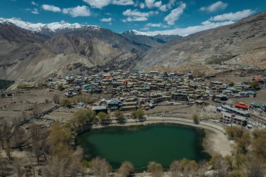 Hangrang Vadisi 'ndeki Nako köyü, Kinnaur, Hint Himalayaları, Hindistan