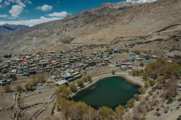 Hangrang Vadisi 'ndeki Nako köyü, Kinnaur, Hint Himalayaları, Hindistan