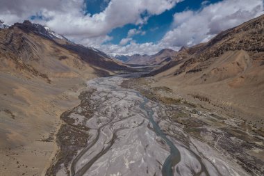 Lahaul ve Spiti 'deki Chandra Taal' dan (Ay Gölü) güzel manzara, Himachal Pradesh, Hindistan.