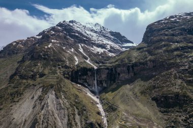 Chandra Vadisi 'ndeki Sissu Şelalesi Leh-Manali otoyolundan Himalayalar, Jammu ve Kashmir, Kuzey Hindistan' dan gözlendi..