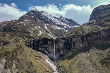 Chandra Vadisi 'ndeki Sissu Şelalesi Leh-Manali otoyolundan Himalayalar, Jammu ve Kashmir, Kuzey Hindistan' dan gözlendi..