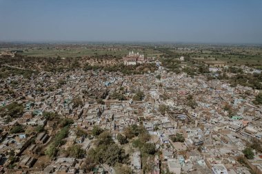 Vishramghat sahnesi yamuna nehri ghat mathura, Shri Raas Bihari Tapınağının havadan görünüşü Barsana, Uttar Pradesh, Hindistan 'daki kutsal renk festivali sırasında.