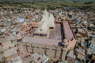 Vishramghat sahnesi yamuna nehri ghat mathura, Shri Raas Bihari Tapınağının havadan görünüşü Barsana, Uttar Pradesh, Hindistan 'daki kutsal renk festivali sırasında.