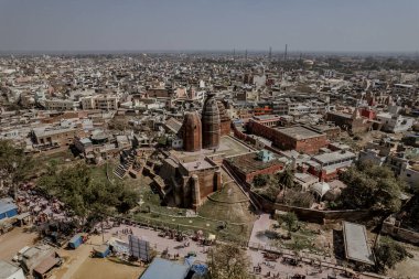 Vishramghat sahnesi yamuna nehri ghat mathura, Shri Raas Bihari Tapınağının havadan görünüşü Barsana, Uttar Pradesh, Hindistan 'daki kutsal renk festivali sırasında.