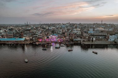 Vishramghat sahnesi yamuna nehri ghat mathura, Shri Raas Bihari Tapınağının havadan görünüşü Barsana, Uttar Pradesh, Hindistan 'daki kutsal renk festivali sırasında.