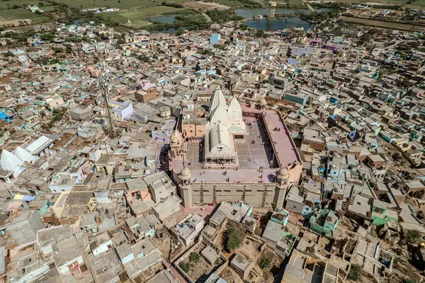 Vishramghat sahnesi yamuna nehri ghat mathura, Shri Raas Bihari Tapınağının havadan görünüşü Barsana, Uttar Pradesh, Hindistan 'daki kutsal renk festivali sırasında.