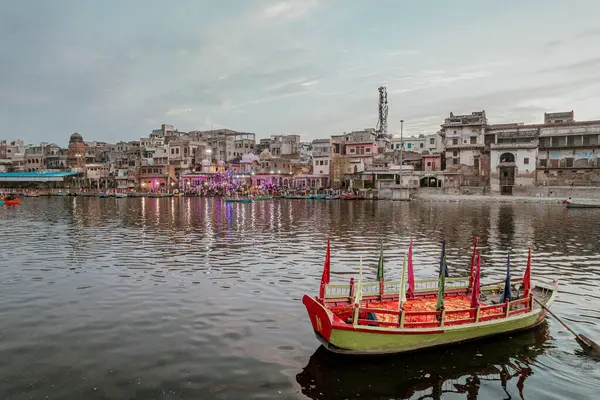 Vishramghat sahnesi yamuna nehri ghat mathura, Shri Raas Bihari Tapınağının havadan görünüşü Barsana, Uttar Pradesh, Hindistan 'daki kutsal renk festivali sırasında.
