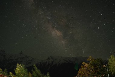 Spiti Samanyolu çıplak gözle görülebilir. Bu da onu, teleskopların yardımı olmadan göksel bir ihtişama tanıklık edebileceğiniz nadir yerlerden biri yapıyor..