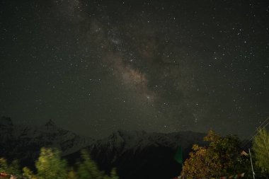 Spiti Samanyolu çıplak gözle görülebilir. Bu da onu, teleskopların yardımı olmadan göksel bir ihtişama tanıklık edebileceğiniz nadir yerlerden biri yapıyor..