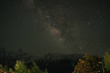 Spiti Samanyolu çıplak gözle görülebilir. Bu da onu, teleskopların yardımı olmadan göksel bir ihtişama tanıklık edebileceğiniz nadir yerlerden biri yapıyor..