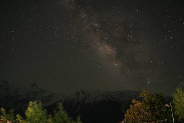Spiti Samanyolu çıplak gözle görülebilir. Bu da onu, teleskopların yardımı olmadan göksel bir ihtişama tanıklık edebileceğiniz nadir yerlerden biri yapıyor..