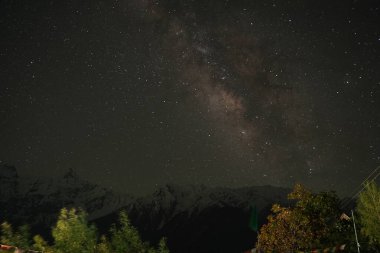 Spiti Samanyolu çıplak gözle görülebilir. Bu da onu, teleskopların yardımı olmadan göksel bir ihtişama tanıklık edebileceğiniz nadir yerlerden biri yapıyor..