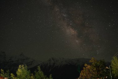 Spiti Samanyolu çıplak gözle görülebilir. Bu da onu, teleskopların yardımı olmadan göksel bir ihtişama tanıklık edebileceğiniz nadir yerlerden biri yapıyor..