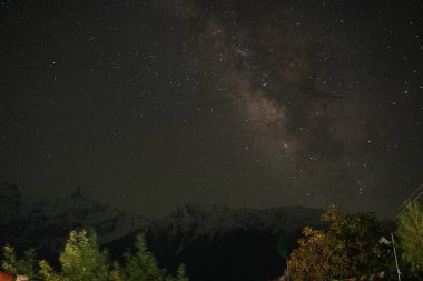 Spiti Samanyolu çıplak gözle görülebilir. Bu da onu, teleskopların yardımı olmadan göksel bir ihtişama tanıklık edebileceğiniz nadir yerlerden biri yapıyor..