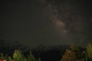 Spiti Samanyolu çıplak gözle görülebilir. Bu da onu, teleskopların yardımı olmadan göksel bir ihtişama tanıklık edebileceğiniz nadir yerlerden biri yapıyor..