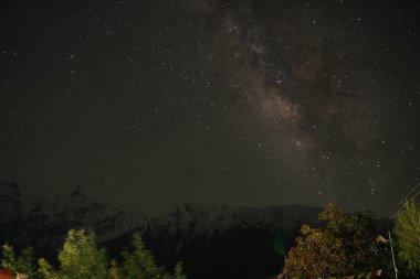 Spiti Samanyolu çıplak gözle görülebilir. Bu da onu, teleskopların yardımı olmadan göksel bir ihtişama tanıklık edebileceğiniz nadir yerlerden biri yapıyor..