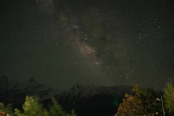 Spiti Samanyolu çıplak gözle görülebilir. Bu da onu, teleskopların yardımı olmadan göksel bir ihtişama tanıklık edebileceğiniz nadir yerlerden biri yapıyor..