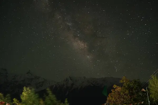 Spiti Samanyolu çıplak gözle görülebilir. Bu da onu, teleskopların yardımı olmadan göksel bir ihtişama tanıklık edebileceğiniz nadir yerlerden biri yapıyor..