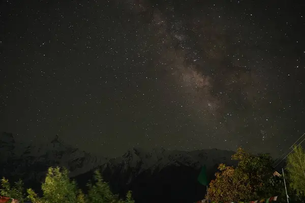 Spiti Samanyolu çıplak gözle görülebilir. Bu da onu, teleskopların yardımı olmadan göksel bir ihtişama tanıklık edebileceğiniz nadir yerlerden biri yapıyor..