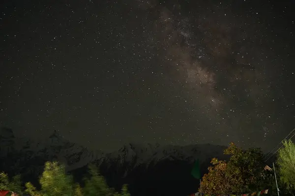 Spiti Samanyolu çıplak gözle görülebilir. Bu da onu, teleskopların yardımı olmadan göksel bir ihtişama tanıklık edebileceğiniz nadir yerlerden biri yapıyor..