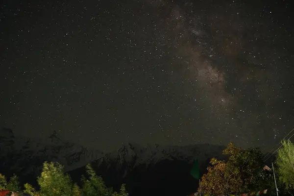 Spiti Samanyolu çıplak gözle görülebilir. Bu da onu, teleskopların yardımı olmadan göksel bir ihtişama tanıklık edebileceğiniz nadir yerlerden biri yapıyor..