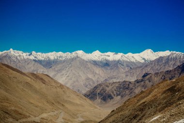 Diskit gompa, Ladakh, Hindistan. Diskit Gompa, Leh Bölgesi 'nin Nubra Vadisi' ndeki en eski ve en büyük Budist manastırı..