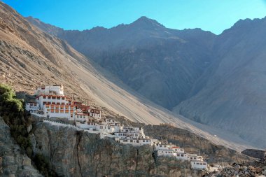 Diskit gompa, Ladakh, Hindistan. Diskit Gompa, Leh Bölgesi 'nin Nubra Vadisi' ndeki en eski ve en büyük Budist manastırı..