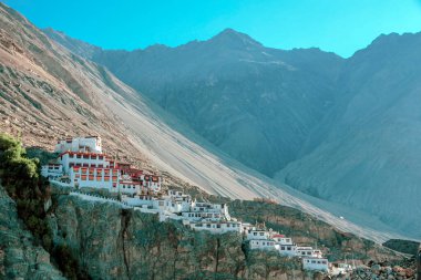 Diskit gompa, Ladakh, Hindistan. Diskit Gompa, Leh Bölgesi 'nin Nubra Vadisi' ndeki en eski ve en büyük Budist manastırı..