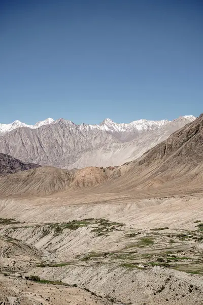 Diskit gompa, Ladakh, Hindistan. Diskit Gompa, Leh Bölgesi 'nin Nubra Vadisi' ndeki en eski ve en büyük Budist manastırı..