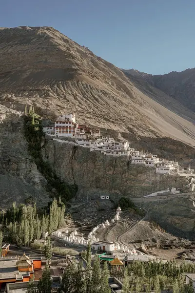 Diskit gompa, Ladakh, Hindistan. Diskit Gompa, Leh Bölgesi 'nin Nubra Vadisi' ndeki en eski ve en büyük Budist manastırı..