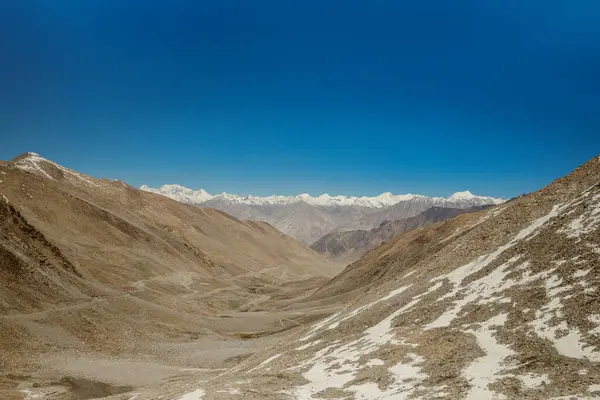 Diskit gompa, Ladakh, Hindistan. Diskit Gompa, Leh Bölgesi 'nin Nubra Vadisi' ndeki en eski ve en büyük Budist manastırı..