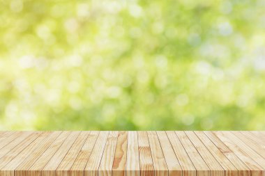 Ürün Görüntüleme Kurgusu için Boş Ahşap Masa Bulanık Yeşillik Bokeh Arkaplanı