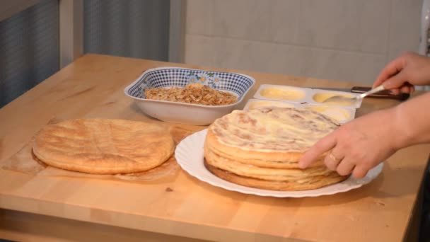Montaja Hazır Bir Pastanın Tüm Parçalarının Görüntüsü Hamur Pişti Dolgu — Stok video