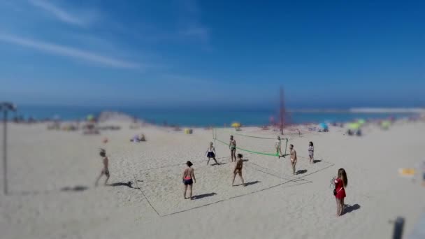 Arkadaşlar Arasında Oynanan Bir Plaj Voleybolu Maçının Zaman Kaydıdır Bir — Stok video