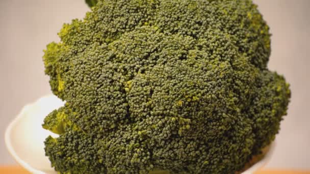 Esta Filmagem Alguns Brócolos Sendo Exibidos Por Uma Plataforma Rotativa — Vídeo de Stock