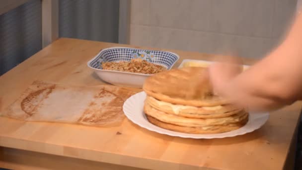 Bir Pastanın Katman Katman Bir Araya Getirilip Fındıkla Kaplanmasının Hızlandırılmış — Stok video