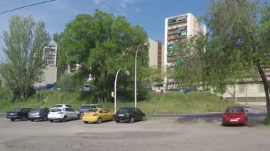 Bu, şehrin banliyö bölgesinde kavşağın yanındaki bir yolun görüntüsü. Bu yoldan birçok araba geçiyor..