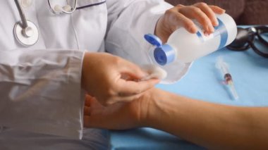Bu, bir doktorun iğneyi güvenli bir şekilde yapabilmek için bir uzvu temizlerken çekilmiş görüntüsü..