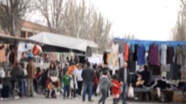Bu görüntüler soğuk bir şehir pazarının görüntüsü. Kışın insanlarla dolu, büyük bir kalabalık..
