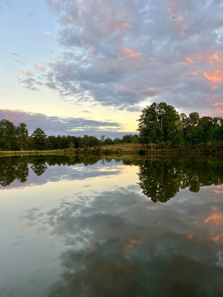 壮观而壮观的天空场景 在宁静的林地湖上 一片粉色和蓝色的云彩展现了大自然令人敬畏的美丽 — 图库照片