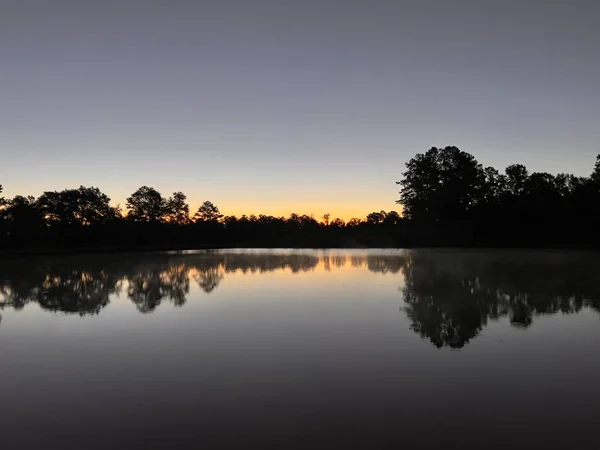 宁静的乡村森林和湖水映衬着美丽的天空和黄昏 — 图库照片