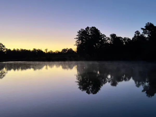 Спокойный Сельский Лес Озеро Отражающие Прекрасное Небо Сумерки — стоковое фото