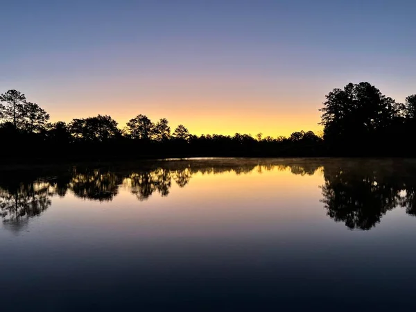 Tranquilo Bosque Rural Lago Que Refleja Hermoso Cielo Atardecer — Foto de Stock