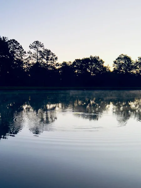 호수가 아름다운 황혼을 반사하고 — 스톡 사진