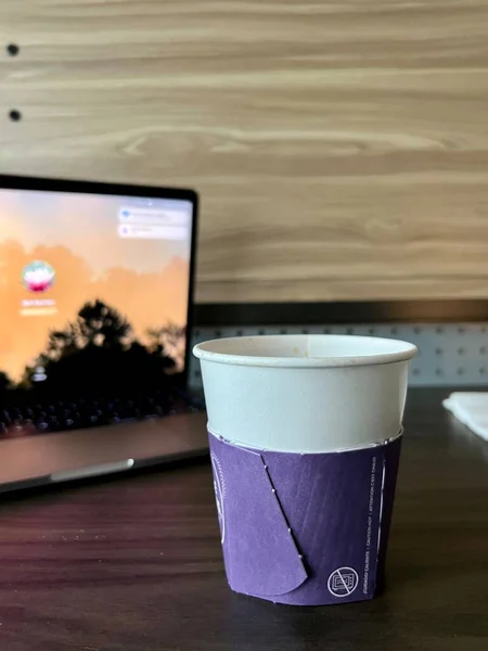 朝のコーヒーの紙使い捨てカップに焦点を当てた空のモーテルの部屋のインテリア — ストック写真