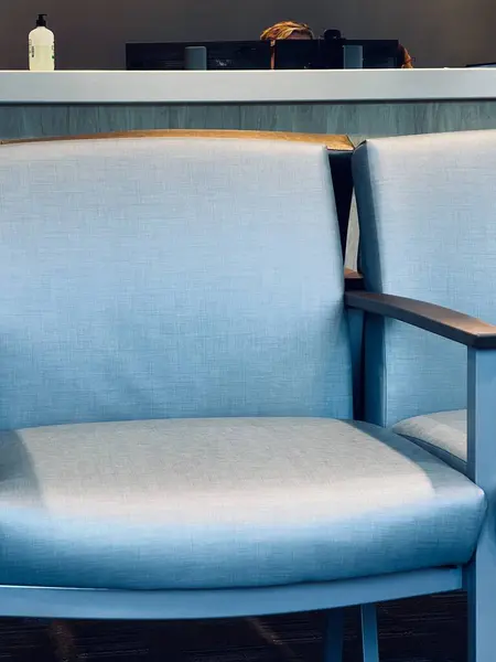 Closeup Cadeiras Azuis Vazias Sala Espera Clínica — Fotografia de Stock